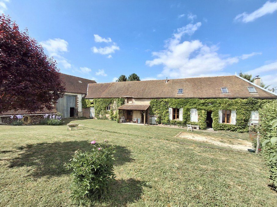 PROPRIETE A VOVATION EQUESTRE Proche de SENS SUR 8605 M²